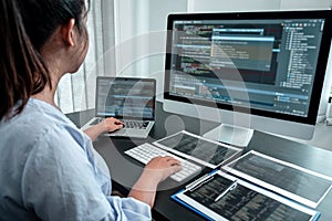 Žena programátor pracovné v softvér počítač v to kancelária kódy a dáta kód webové stránky a kódovanie databázy 