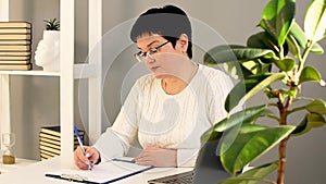 female psychologist conducts a consultation.