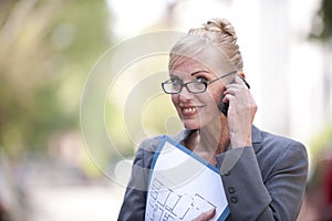 Una donna proprietà rappresentante A proposito di sul telefono 