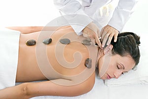 Una donna ricezione rilassante massaggio trattamento 