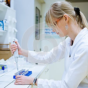 Žena výzkumník v chemie laboratoř 