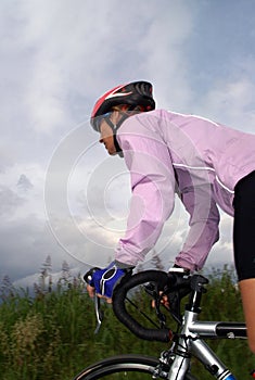 Una donna strade ciclista 