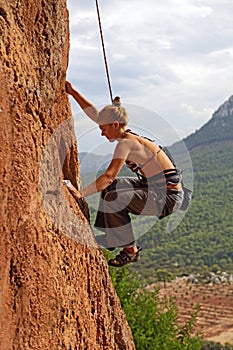 Una mujer la roca alpinista 