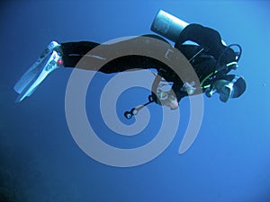 Una donna immersione subacqueo le Filippine 