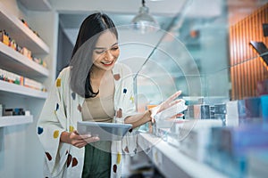 female seller checking the vape mods inside the display table