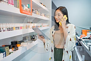 female seller checking the vape mods inside the display table