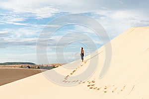 Žena silueta v púšť piesok duny z 