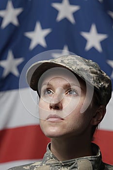 Una mujer soldado antes a nosotros bandera buscando arriba 