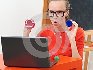 A female speech Therapist conducts an online lesson