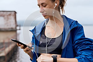 Female sportsman synchronizing gadgets outdoor