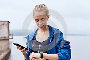Female sportsman synchronizing gadgets outdoor