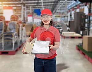 Female staff Delivering products Sign the signature on the product receipt form with parcel boxes