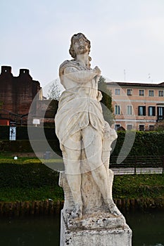 Female statue and Giorgione Square
