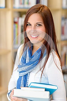 Žena študent niesť vzdelanie knihy knižnica 