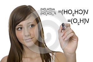 Una mujer alumno químico fórmula sobre el vaso muro 