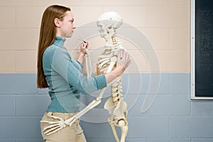 Una donna alunno danza Uomo scheletro 
