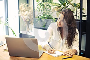 Female student in her 30s making a course online