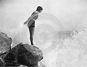 Žena plavec na skala vyššie zhadzovať surfovať 