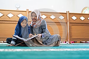 Female teacher teach her student to read quran