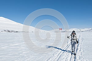 Una donna giro turistico sciatore sciare orologio 