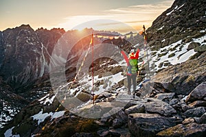 Turistická turistika vo Vysokých Tatrách pri zlatom západe slnka, Slovensko