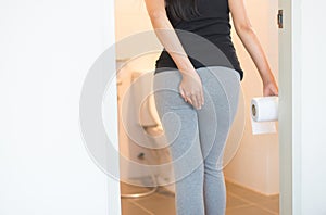 Žena záchod po probudit nahoru v ráno dlouhé kalhoty je závěsný na její nohy 