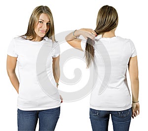 Una donna logorante vuoto bianco camicie 