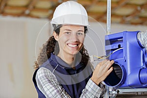 Žena pracovník montáž vetranie kabica 