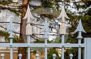 fence with white spearheads