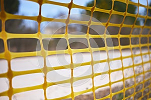 Fencing or protective mesh for marking or delimitation in a cons