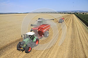 Fendt MÃÂ¤hdrescher bei der Weizenernte mit Horsch ÃÅberladewagen