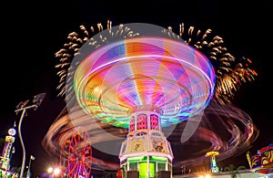 Feria juegos mecanicos light trail rides night long exposure fireworks
