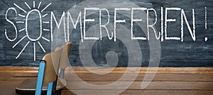 FERIEN Hintergrund Banner - Alte rustikale Schultafel und HolzstÃ¼hlen auf Holztisch, mit dem Wort: SOMMERFERIEN