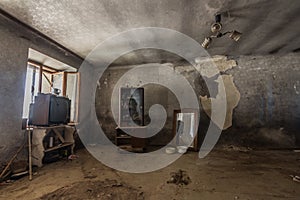 fernseher vitrine mit spiegel und lampe in einem zimmer