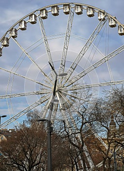 Ferris wheel in day time