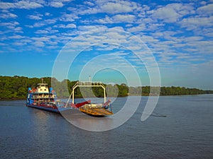 Traghetto una barca amazzonia un fiume 