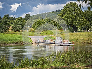 Ferry Lippoldsberg across the river