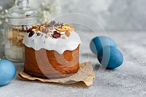 Festivo pasteles blanco vidriar nueces a Pasas pascua de resurrección huevos sobre el festivo mesa 