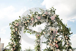 Festivo decorado fresco hermoso flores externo boda ceremonia 