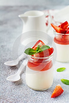 Festlich Nachtisch beeren Gelee a frisch auf der grau beton tisch. selektiv konzentrieren 