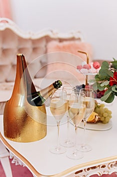 festive set champagne ice gold blur light