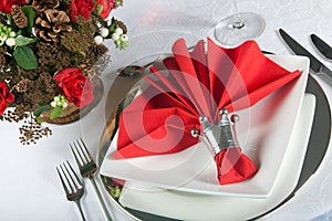 Festive table in red and white 3