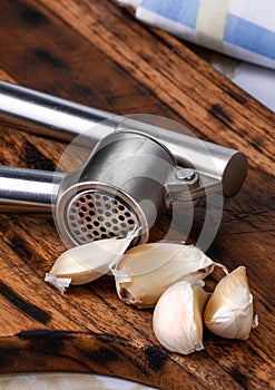 A few bulbs of garli.