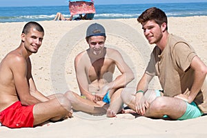 Fgroup smiling male friends in beach