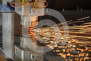 Vlákno laserový lúč stroj stroj znížiť kov doska 