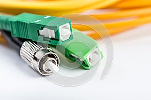 Fiber optic cable link plug connector