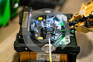 Fiber optic cable splice machine