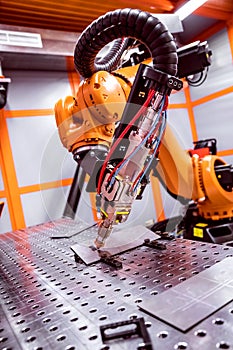Fibre laser robotic remote cutting system