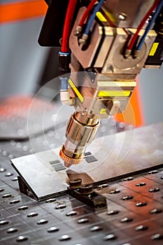 Fibre laser robotic remote cutting system