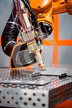 Fibre laser robotic remote cutting system